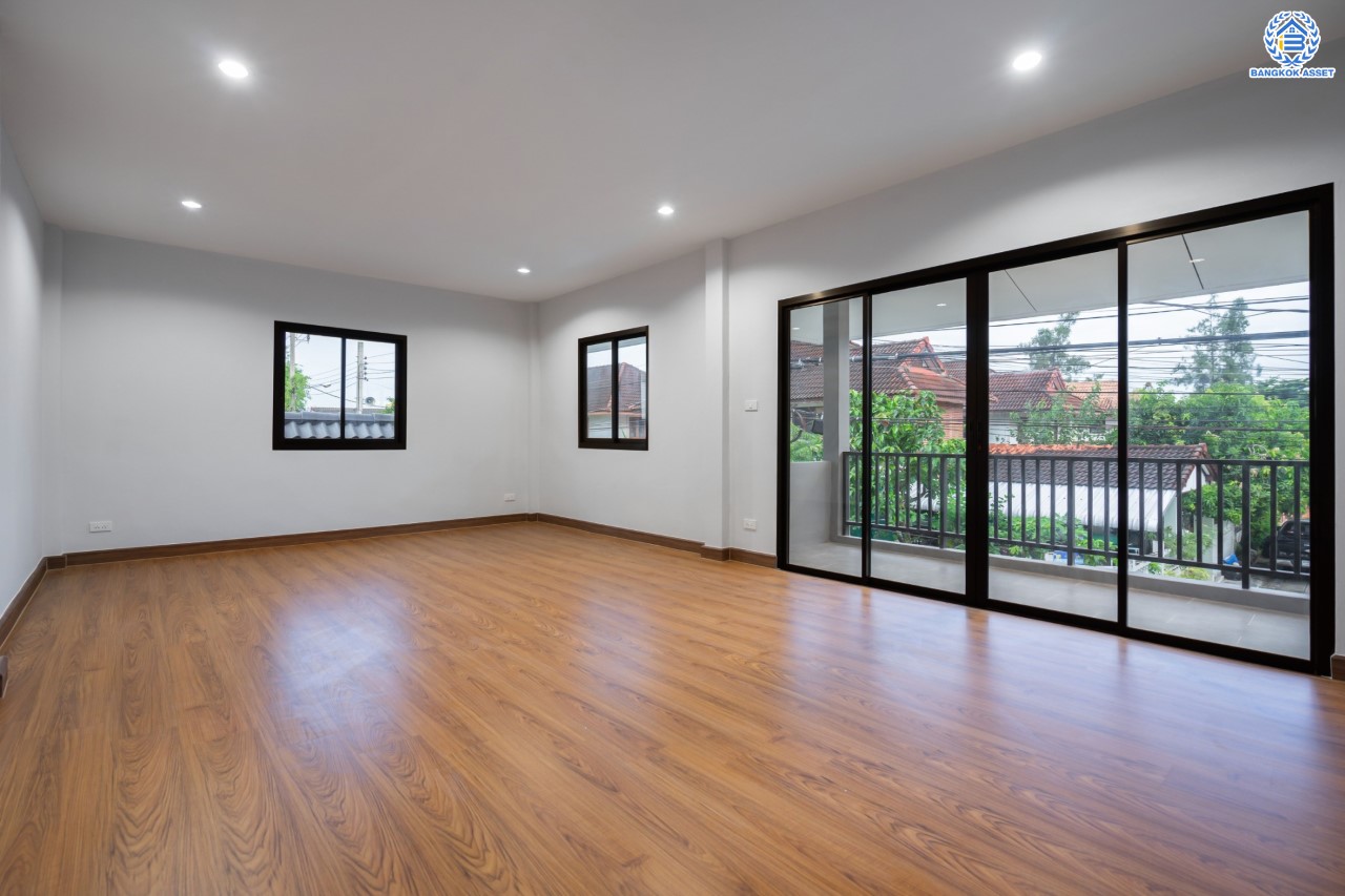 บ้านมือสองตกแต่งใหม่ ม.ดอนเมืองวิลล่า2 เพิ่มสิน บ้านเดี่ยวหลังใหญ่ เนื้อที่ 60 ตร.ว. ฟังก์ชัน 4 ห้องนอน 2 ห้องน้ำ จอดรถได้ 2 คัน บนทำเลเดินทางสะดวก เชื่อมต่อถ.สายไหม, ถ.พหลโยธิน ใกล้รถไฟฟ้าสายสีเขียว "สถานีสะพานใหม่" และทางด่วน "ฉลองรัช" รายล้อมด้วยสิ่งอำนวยความสะดวกครบครัน